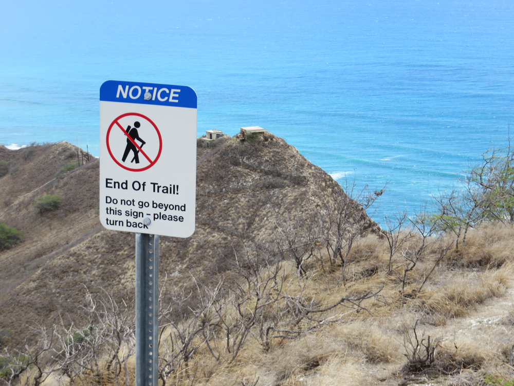 diamond head end of trail sign