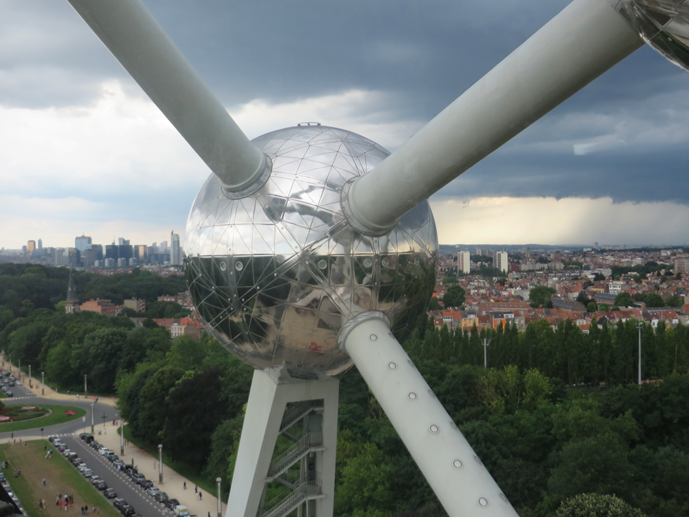 The Atomium, blending into the horizon