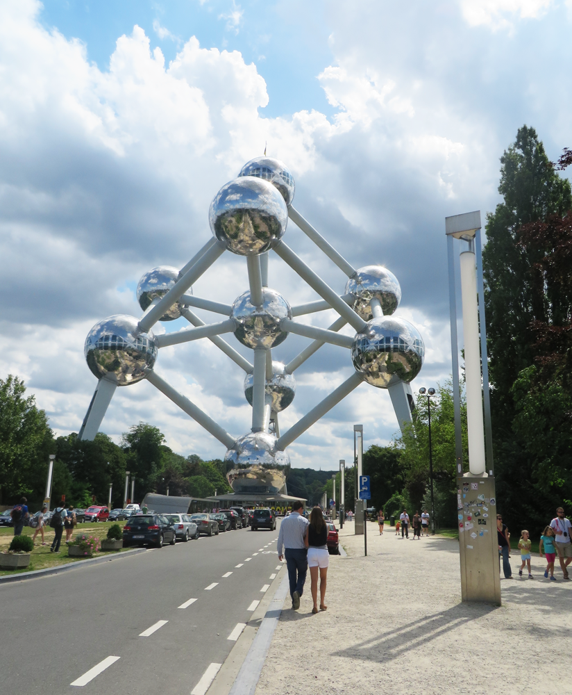 Brussels' Atomium, slightly closer