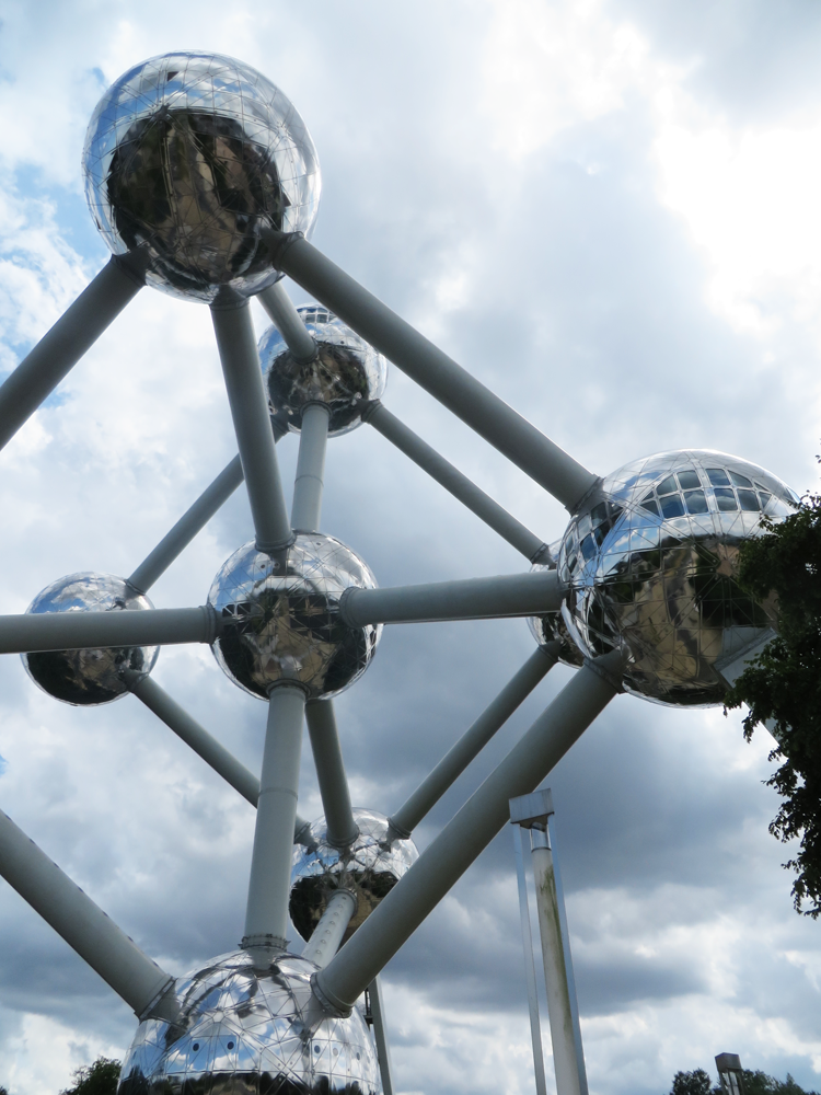 Brussels' Atomium, gradually filling the frame
