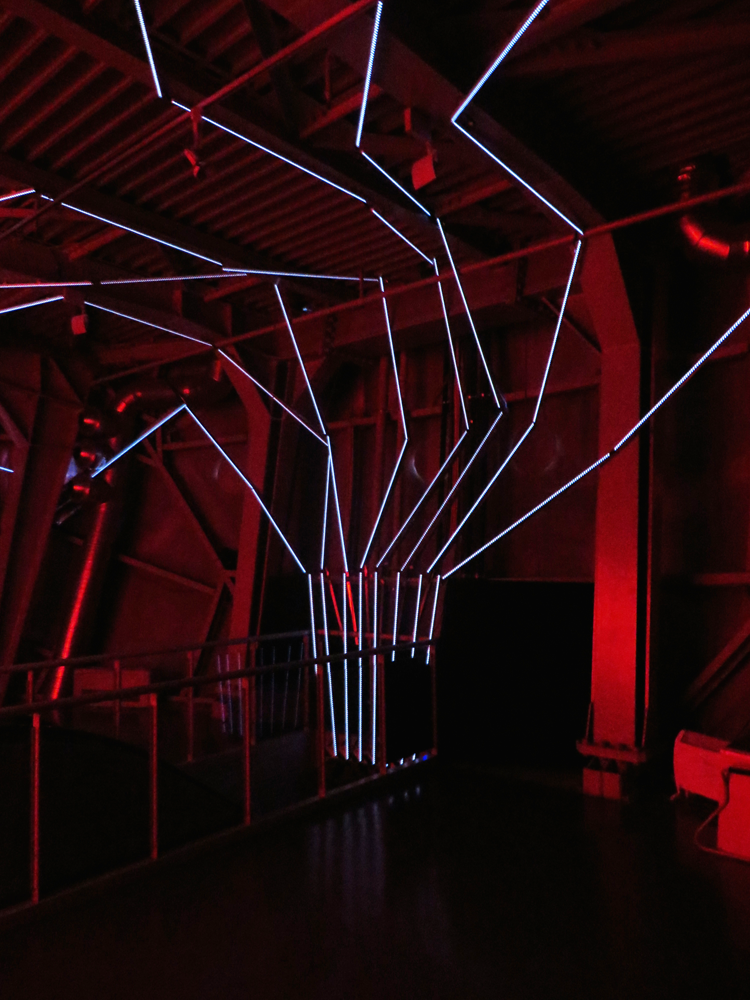 More of the Atomium's Cylon room