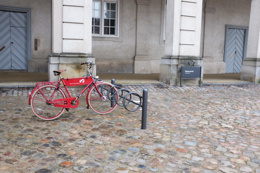 copenhagen-locked-bike-slotsholmen-distant